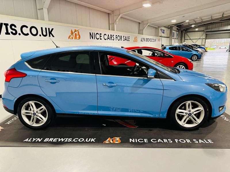 Used Ford Focus Titanium 125 HP (91 kW) 2016 Blue Hatchback