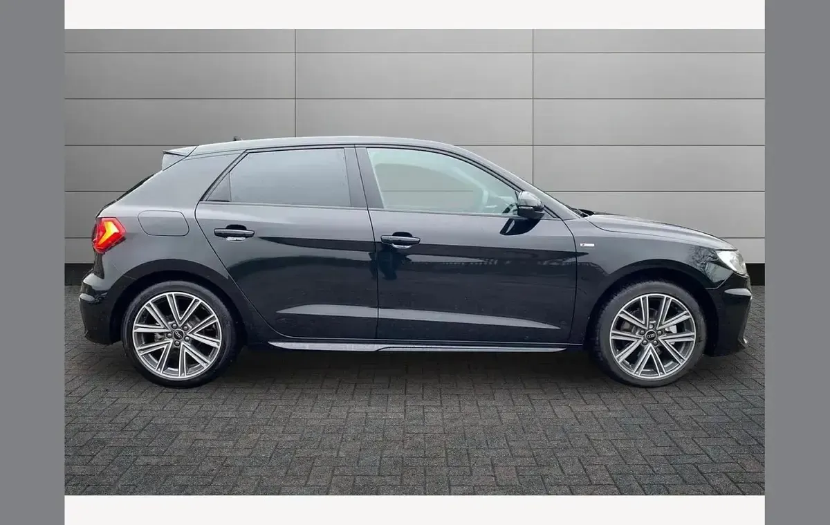Używany Audi A1 S-Line 113 KM (83 kW) 2025 Czarny SUV