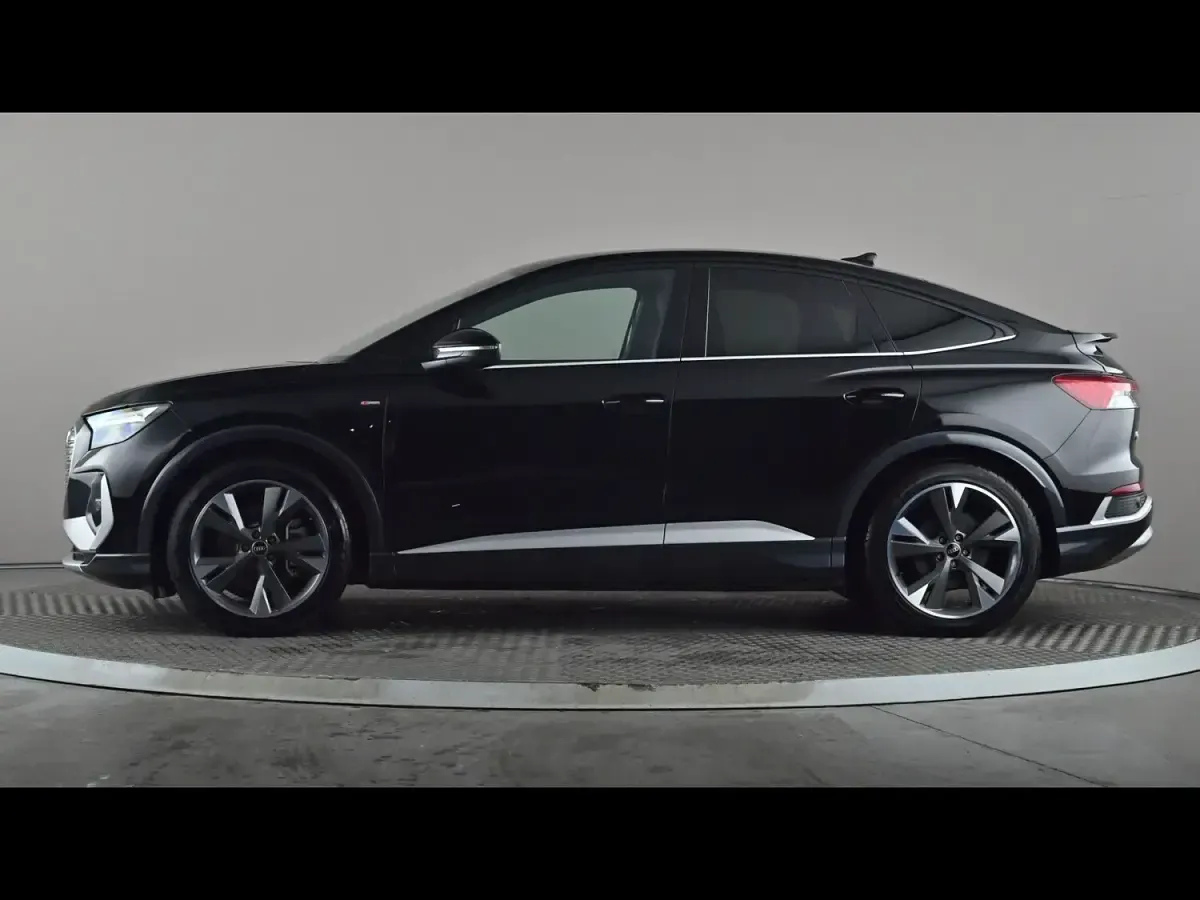 Begagnad Audi Q4 e-tron S-Line 219 kW (299 HK) 2023 Svart SUV