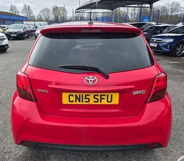 Used Toyota Yaris Sport 99 HP (72 kW) 2015 Red Hatchback