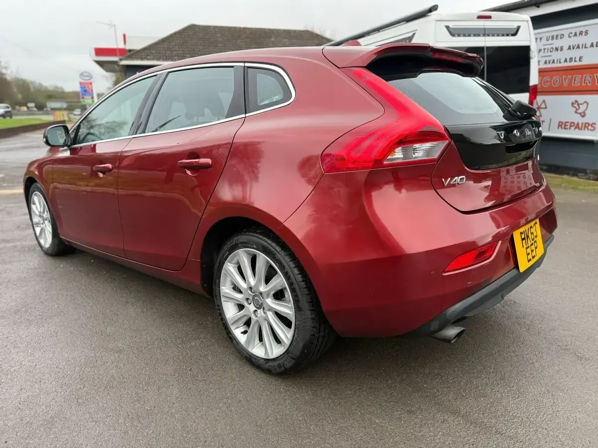 Used Volvo V40 SE 152 HP (111 kW) 2014 Red Hatchback
