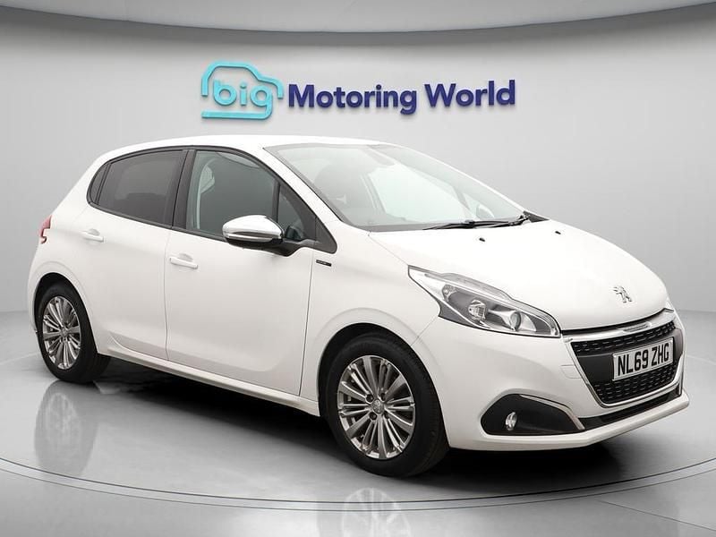 White Used 2019 Peugeot 208 Signature Sky Hatchback | £8,900 (Fair price) - Image 1/4