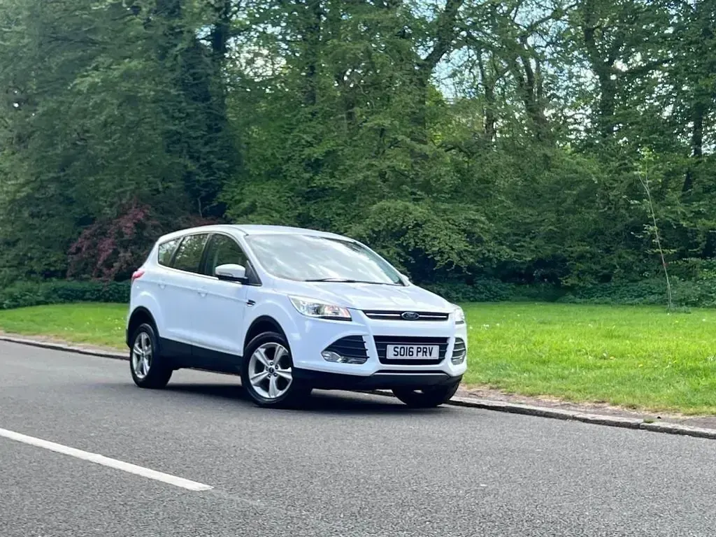 Usado Ford Kuga Zetec 150 CV (110 kW) 2016 Blanco SUV