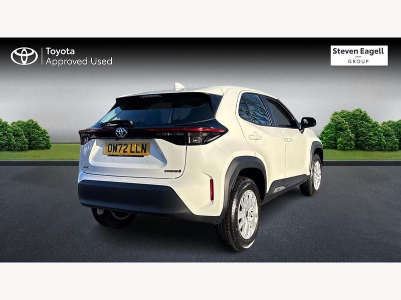 Used Toyota Yaris Hybrid 116 HP (85 kW) 2023 White Hatchback