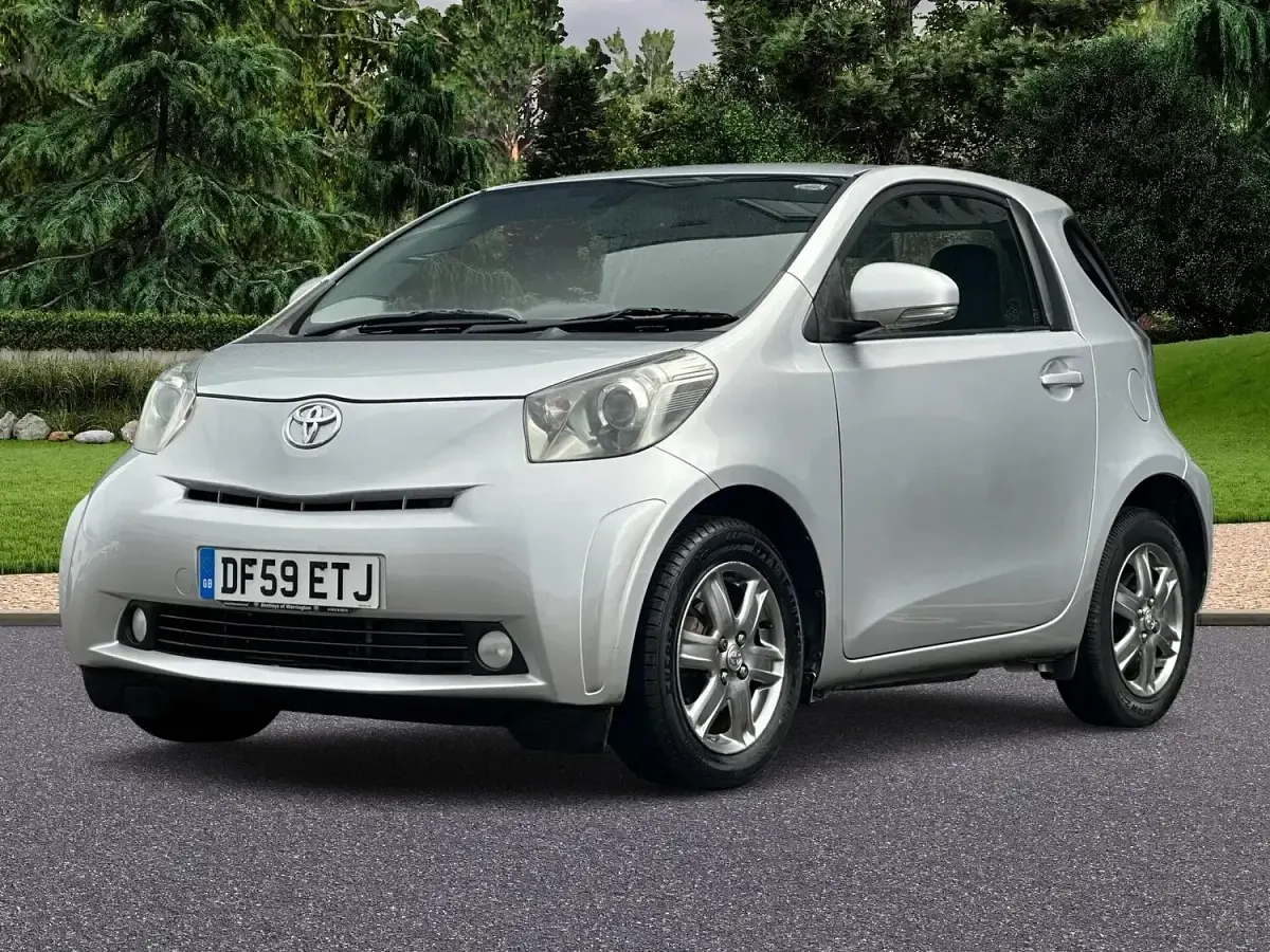 Used Toyota iQ 68 HP (50 kW) 2010 Silver Hatchback