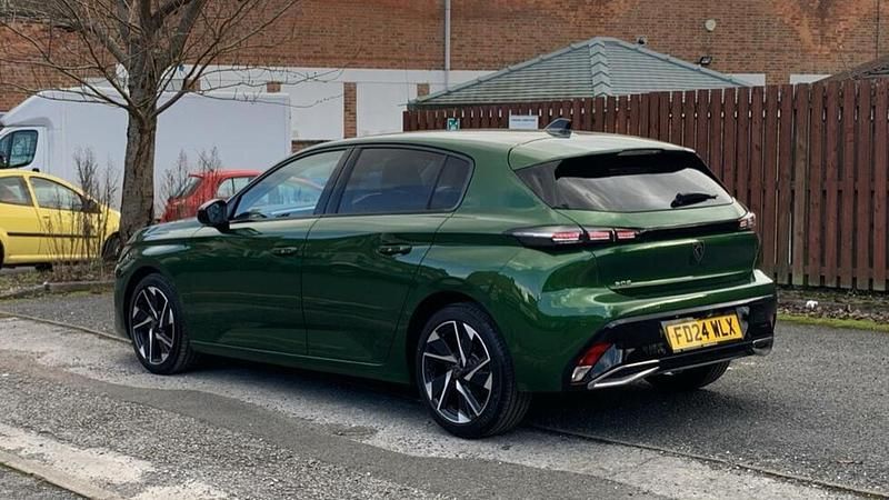 Used Peugeot 308 Allure 129 HP (94 kW) 2024 Green Hatchback