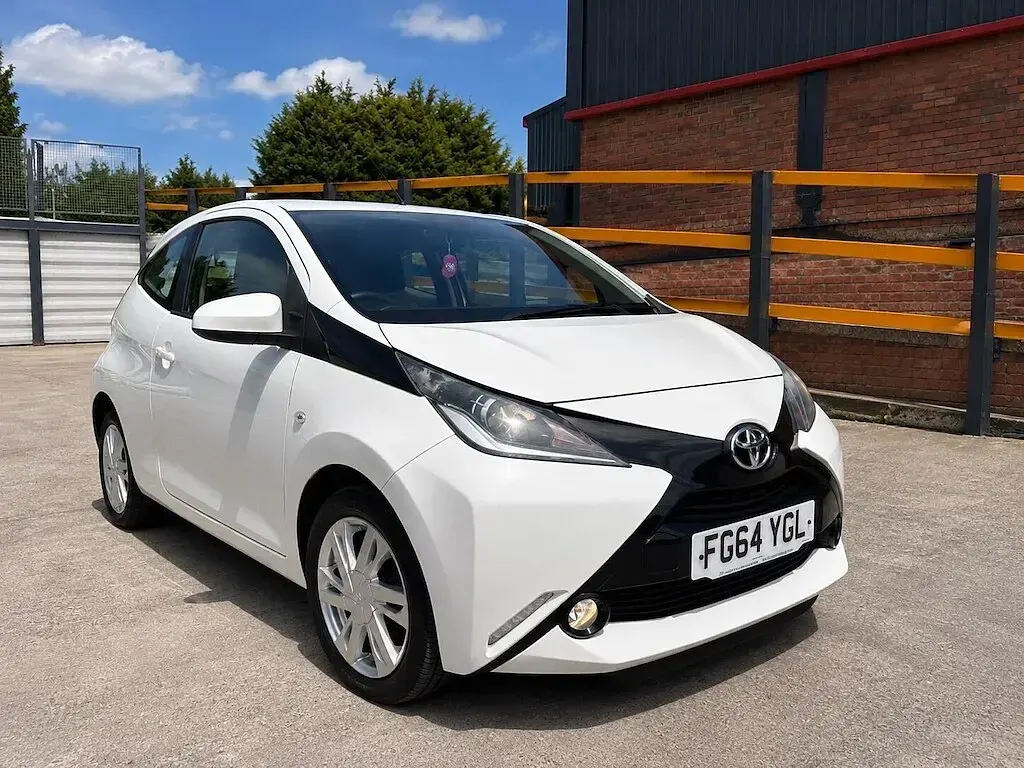 Used Toyota Aygo x-press 68 HP (50 kW) 2014 White Hatchback