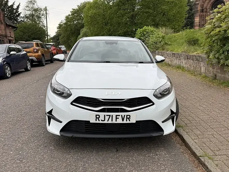 Usado Kia Ceed 158 HP (116 kW) 2022 Branco Citadino