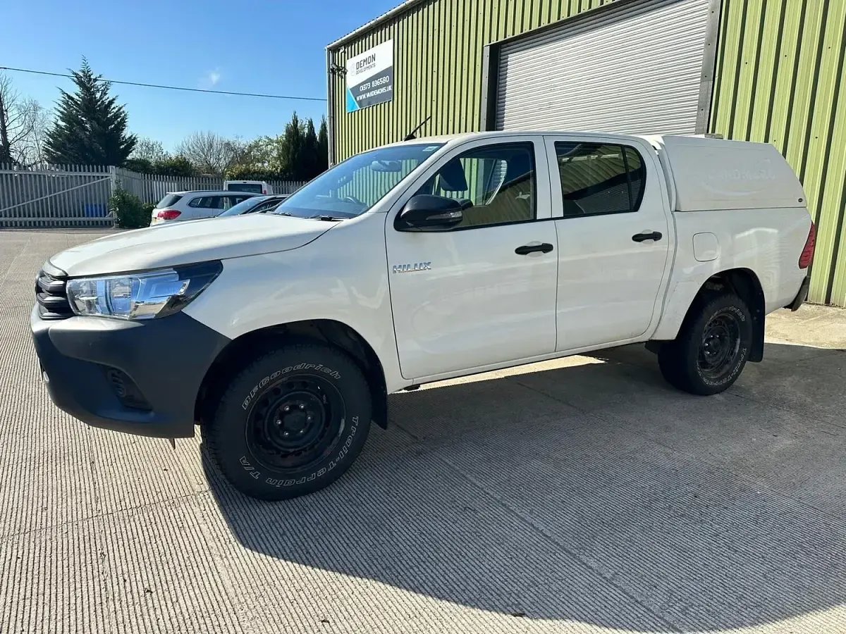 Used Toyota HiLux Active 150 HP (110 kW) 2019 White Pickup