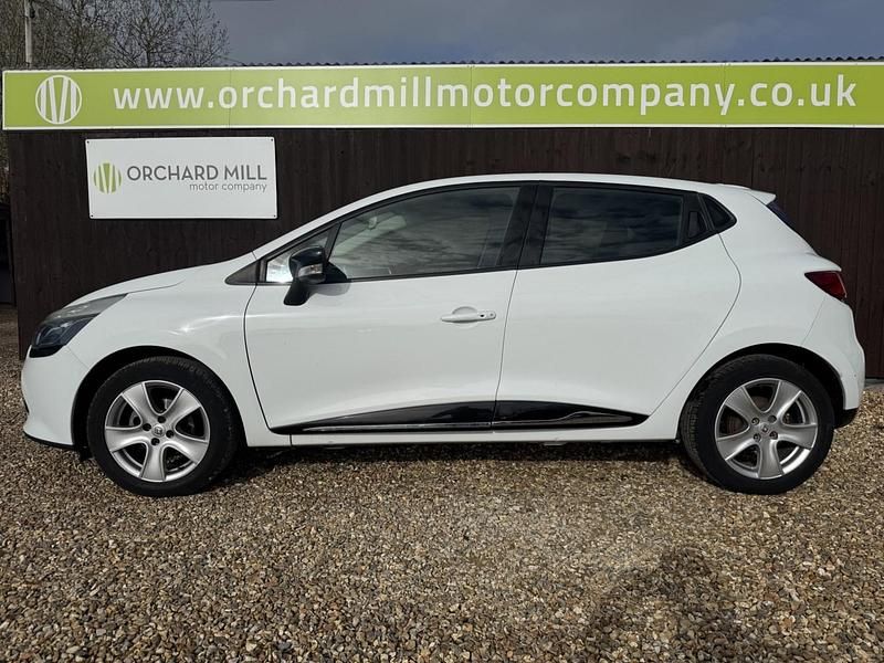 Used Renault Clio IV Dynamique 90 HP (66 kW) 2016 White Hatchback