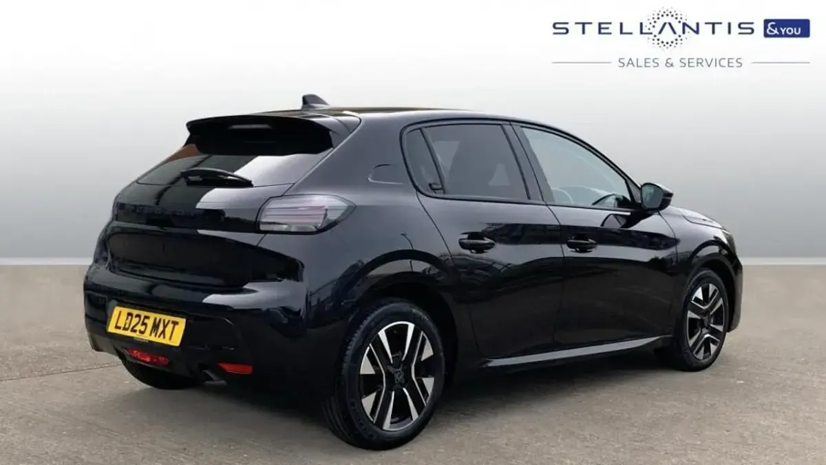 Second-hand Peugeot 208 Allure 99 CP (72 kW) 2025 Negru Hatchback