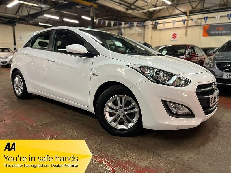 White Used 2015 Hyundai i30 SE Hatchback | £5,989 (Fair price) - Image 1/4