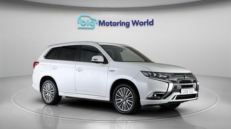 White Used 2019 Mitsubishi Outlander P-HEV Estate | £14,300 (Fair price) - Image 1/4