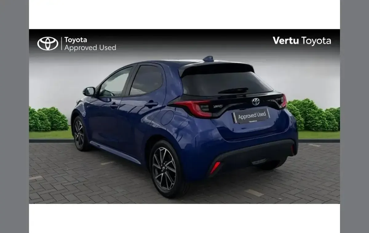 Used Toyota Yaris Design 116 HP (85 kW) 2023 Blue Hatchback
