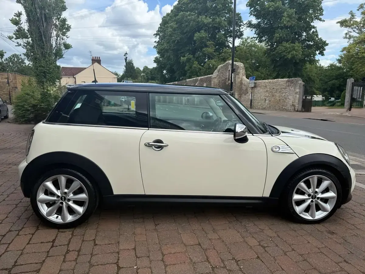 Used Mini Cooper D Hatch 2010 White Hatchback