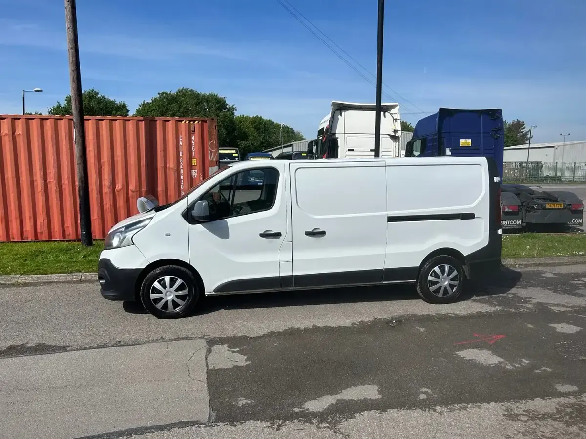 Begagnad Renault Trafic Business 120 HK (88 kW) 2019 Vit Minibuss