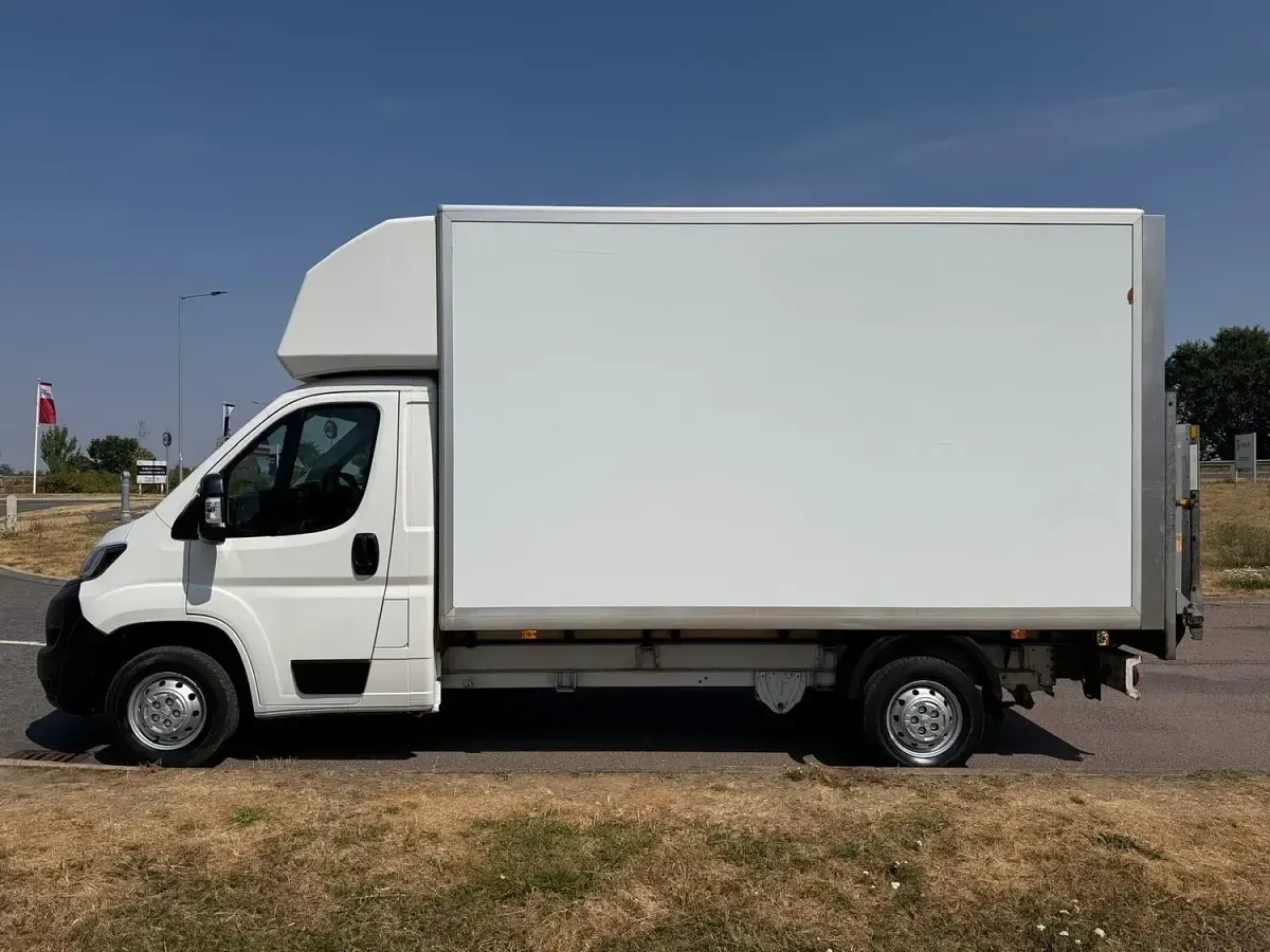 Used Peugeot Boxer Business-Line 130 HP (95 kW) 2018 White Van