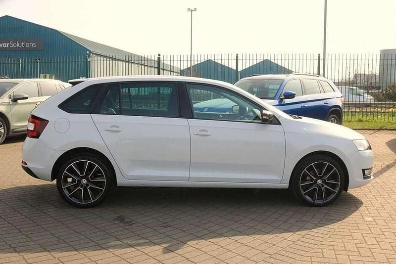 Used Skoda Rapid 2018 White Hatchback