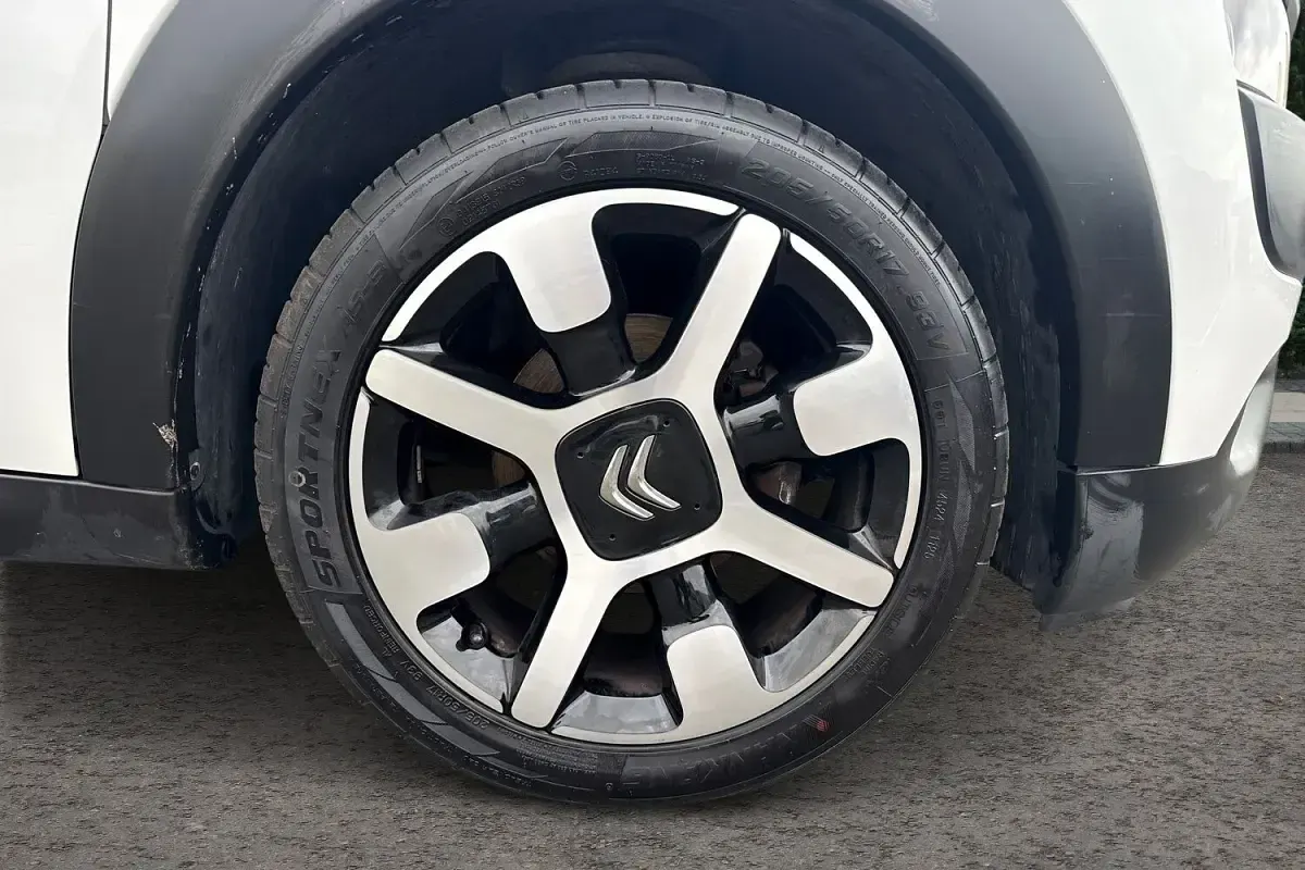 Used Citroën C4 Cactus Flair 110 HP (80 kW) 2016 White Hatchback
