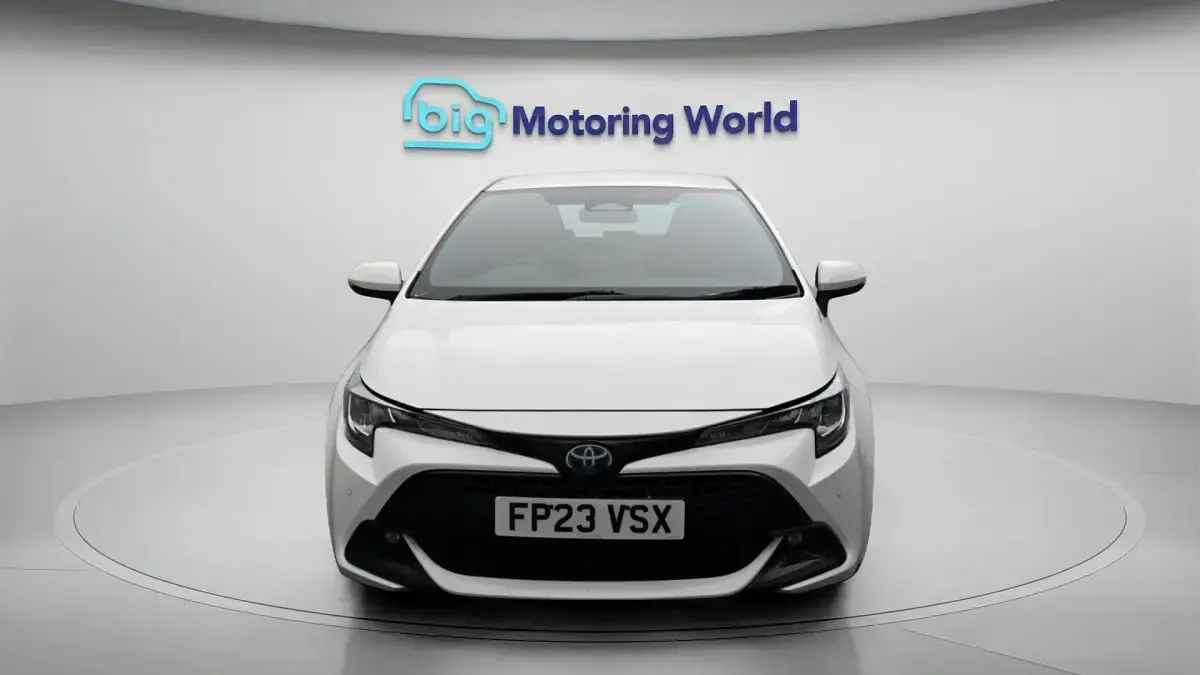 Used Toyota Corolla 140 HP (102 kW) 2023 White Hatchback