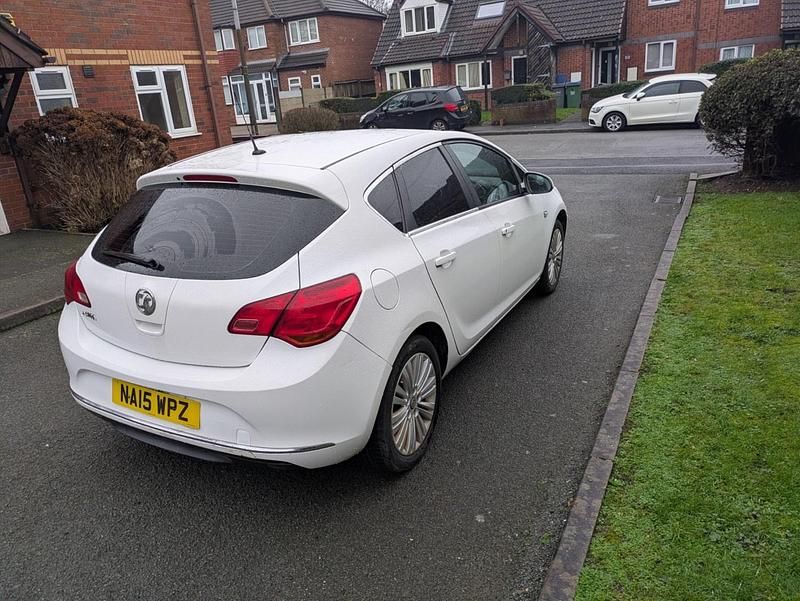 Used Vauxhall Astra Excite 2015 White Hatchback
