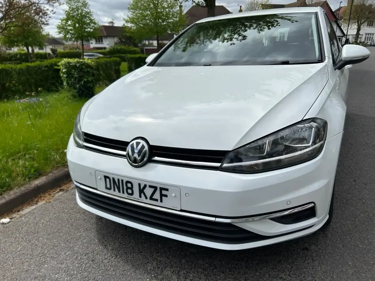 Używany VW Golf VII SE 125 KM (91 kW) 2018 Biały Hatchback