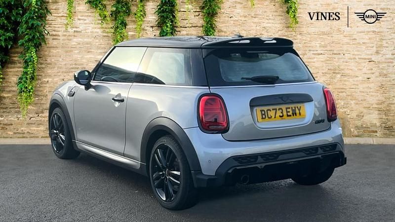 Usado Mini Cooper Hatch 134 HP (98 kW) 2024 Prateado Citadino