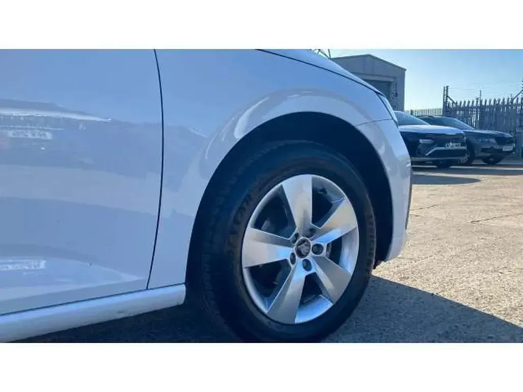 Used Skoda Scala SE 95 HP (69 kW) 2025 White Hatchback