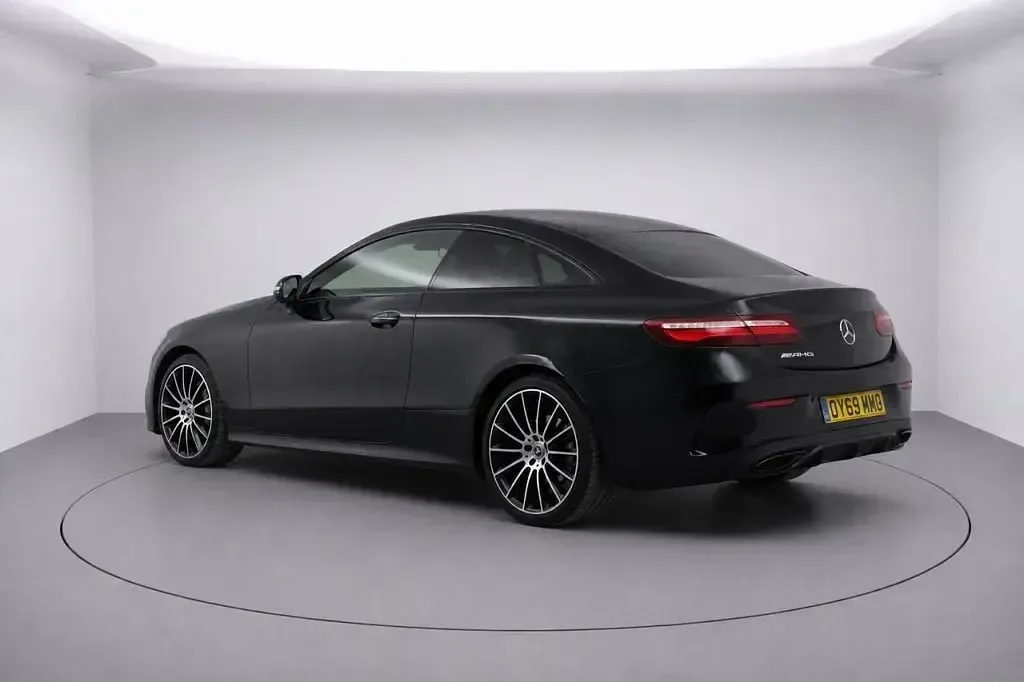 Usado Mercedes E220 AMG line 194 HP (142 kW) 2019 Preto Coupé