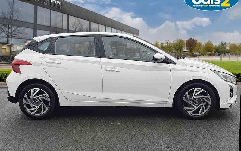 New Hyundai i20 Advanced 101 HP (74 kW) 2025 White Hatchback