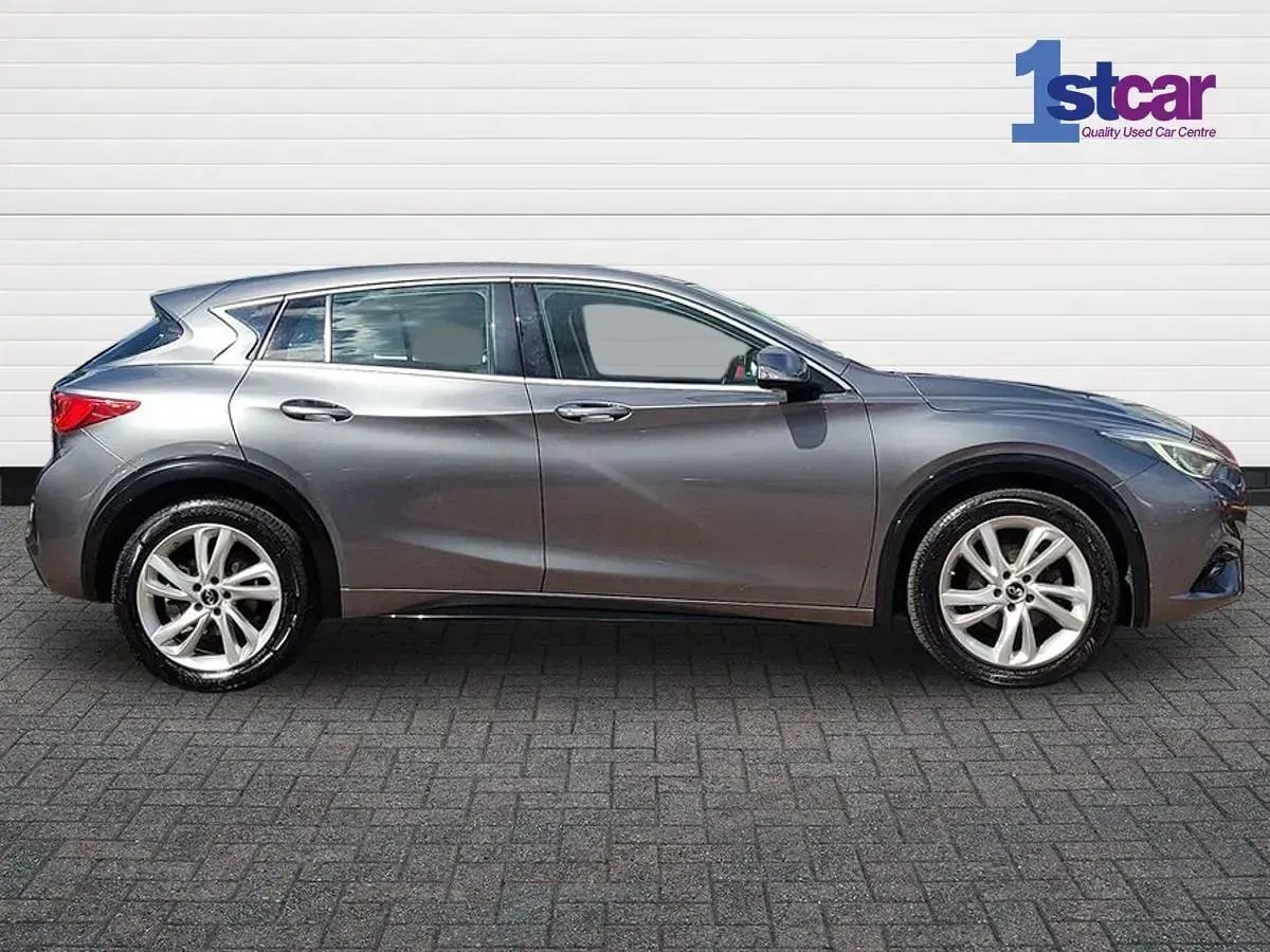 Used Infiniti Q30 Premium 109 HP (80 kW) 2017 Grey Hatchback