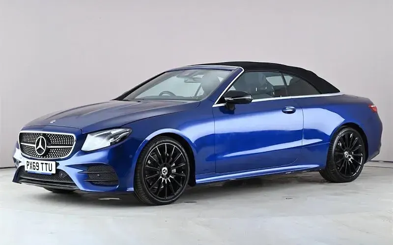 Usado Mercedes E220 AMG line 194 HP (142 kW) 2019 Azul Cabrios