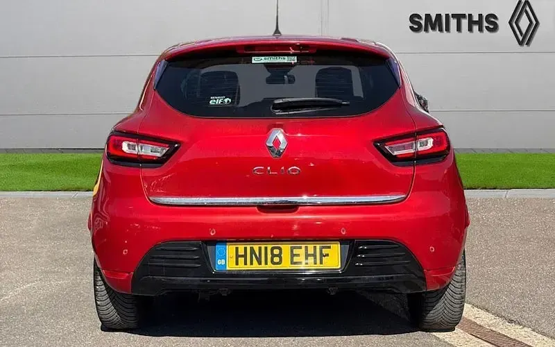 Used Renault Clio Dynamique 90 HP (66 kW) 2018 Flame red  Hatchback