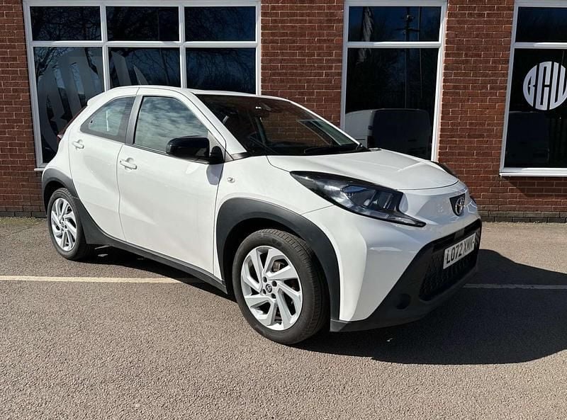 Used Toyota Aygo X PURE 72 HP (52 kW) 2023 White SUV