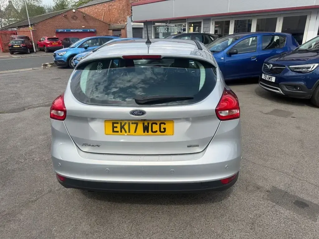 Begagnad Ford Focus Titanium 100 HK (73 kW) 2017 Silver Halvkombi