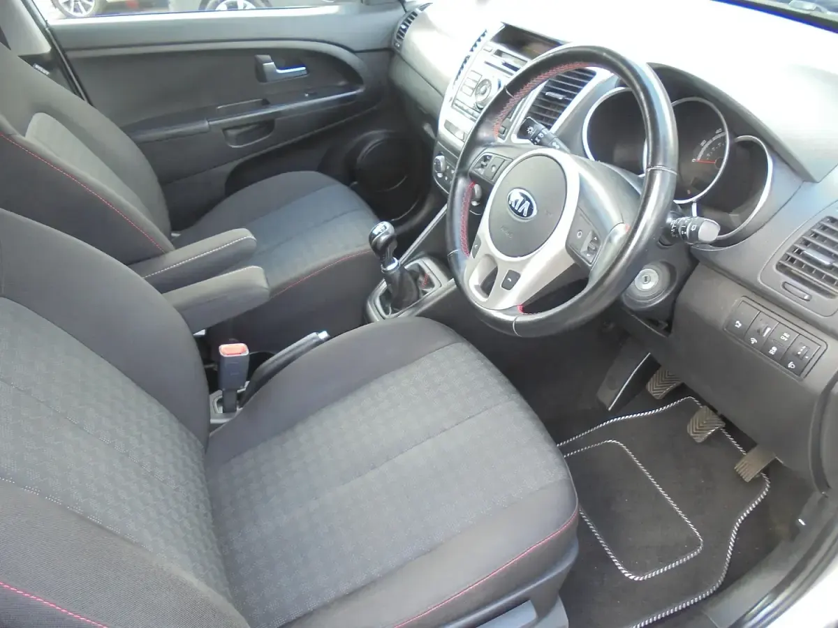 Used Kia Venga 90 HP (66 kW) 2015 Silver Hatchback