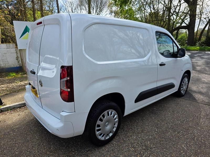 Usado Vauxhall Combo Sportive 100 HP (73 kW) 2021 Branco Monovolume