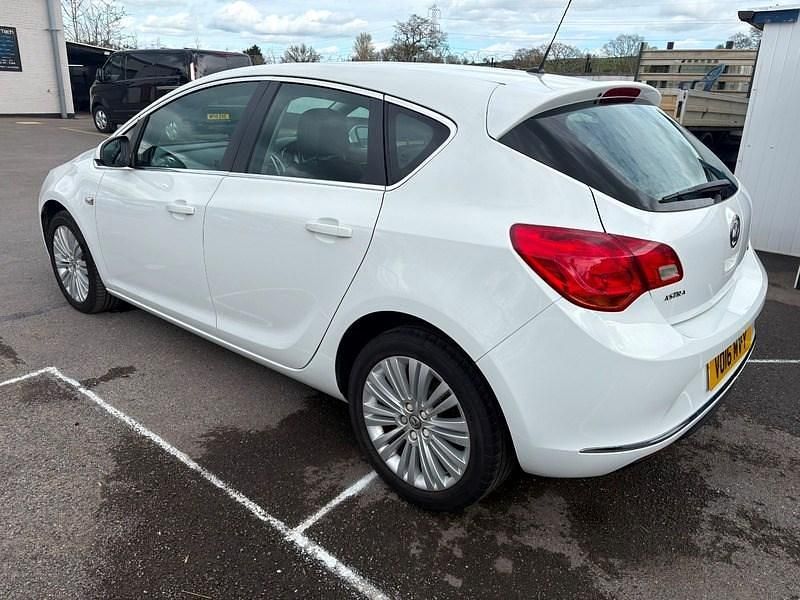 Used Vauxhall Astra Excite 200 HP (147 kW) 2016 White Hatchback