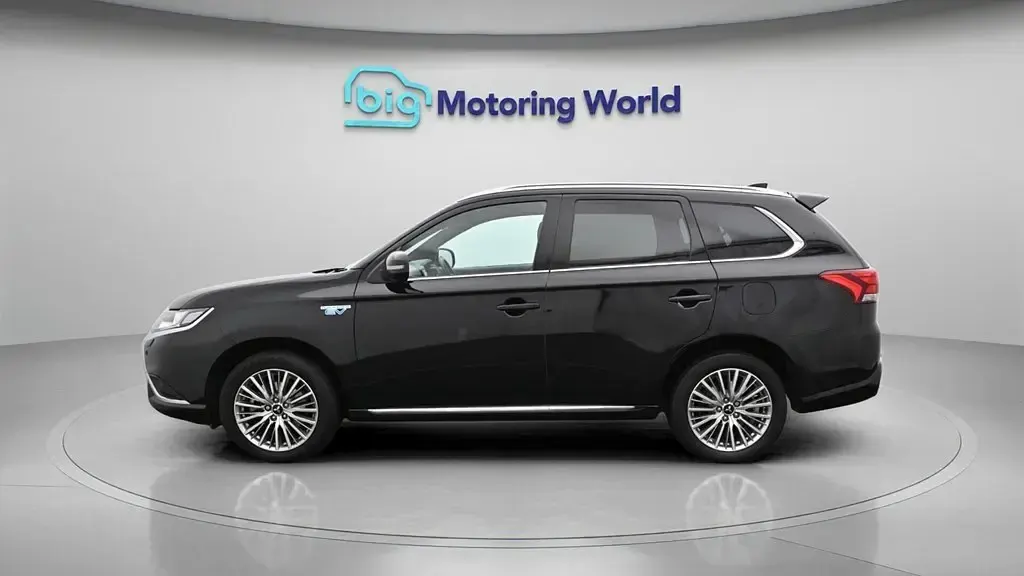 Usado Mitsubishi Outlander P-HEV 224 HP (164 kW) 2021 Preto SUV
