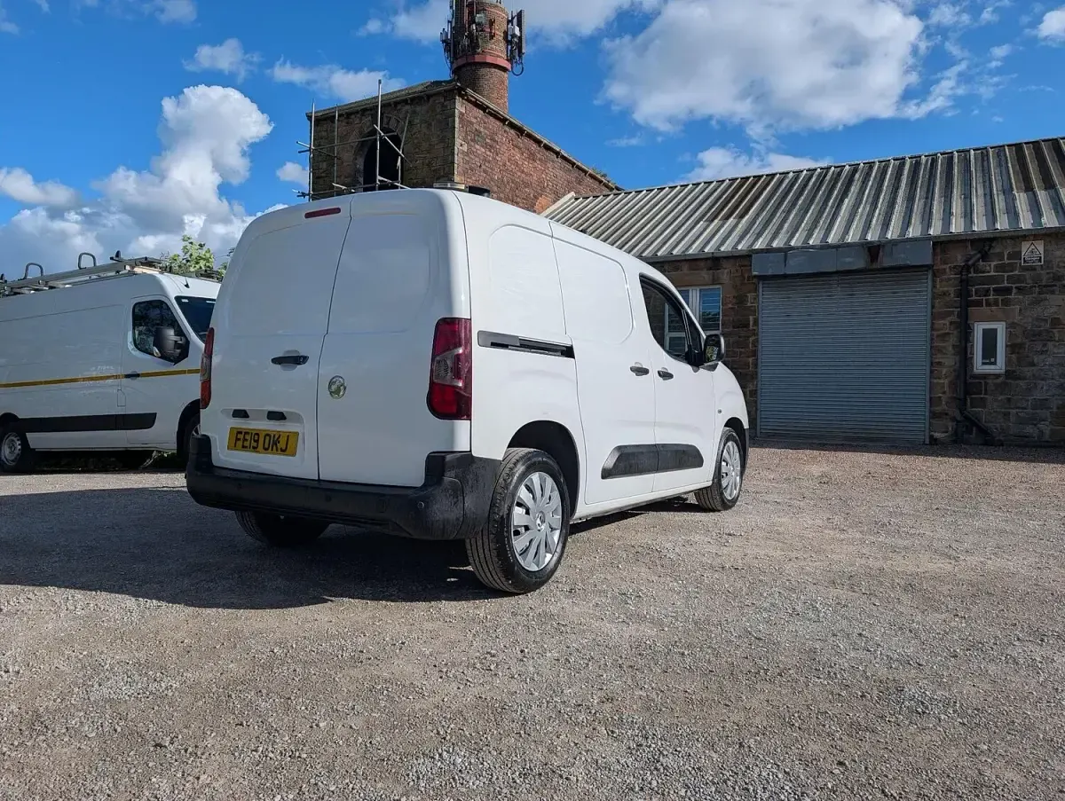 Used Vauxhall Combo Edition 100 HP (73 kW) 2019 White MPV
