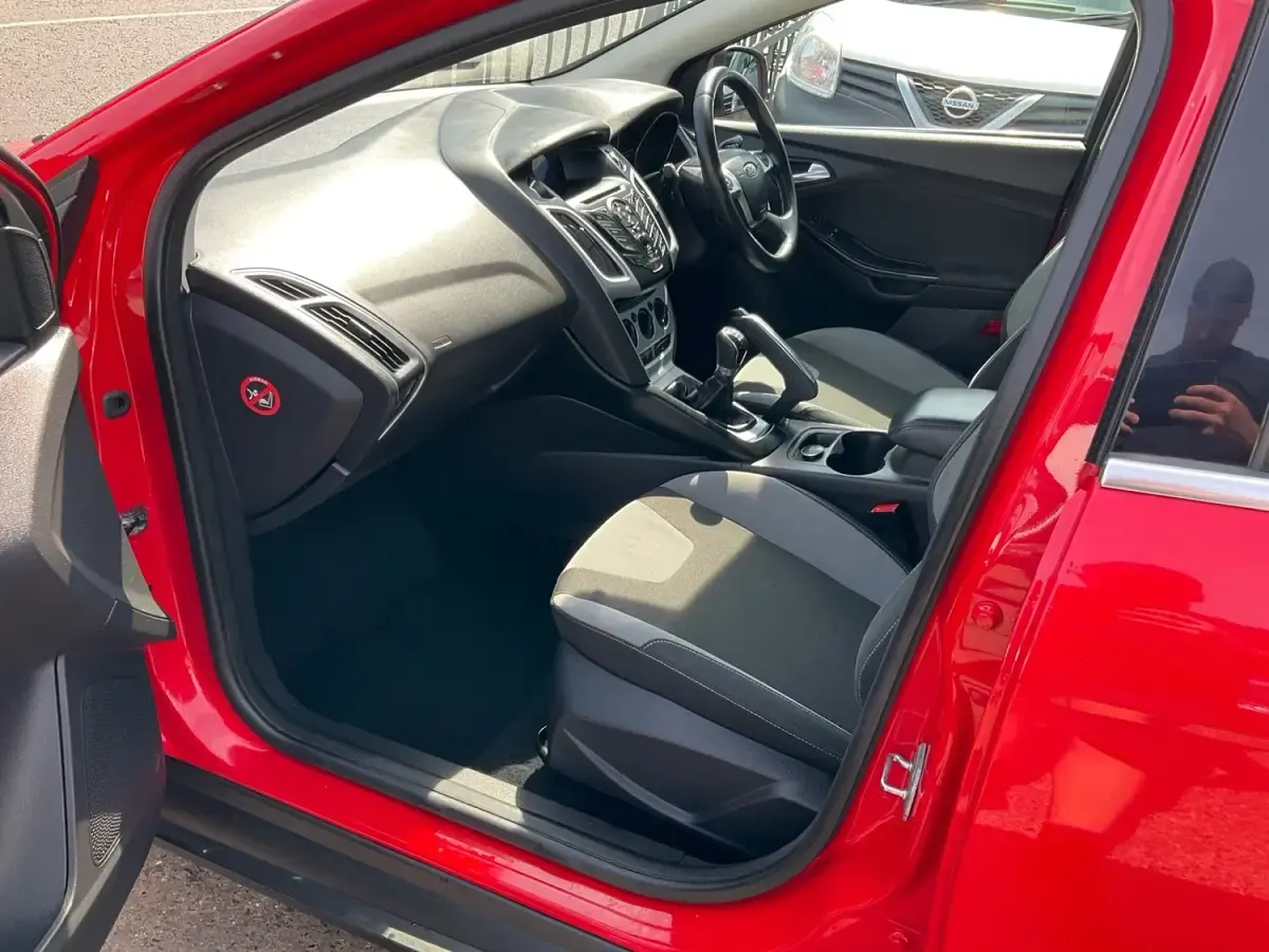 Used Ford Focus Zetec 125 HP (91 kW) 2011 Red Hatchback