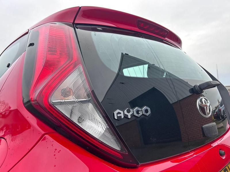 Used Toyota Aygo X-play 71 HP (52 kW) 2018 Red Hatchback