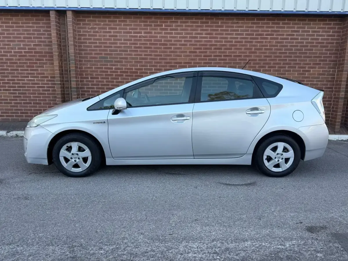 Usado Toyota Prius 2011 Plateado Utilitario
