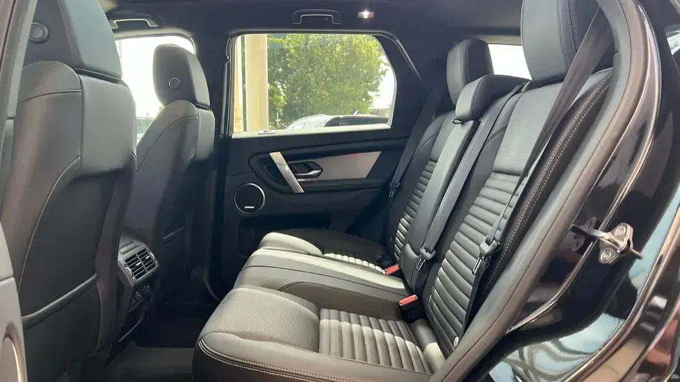 New Land Rover Discovery 5 SE Dynamic 163 HP (119 kW) 2026 Metallic  santorini black SUV