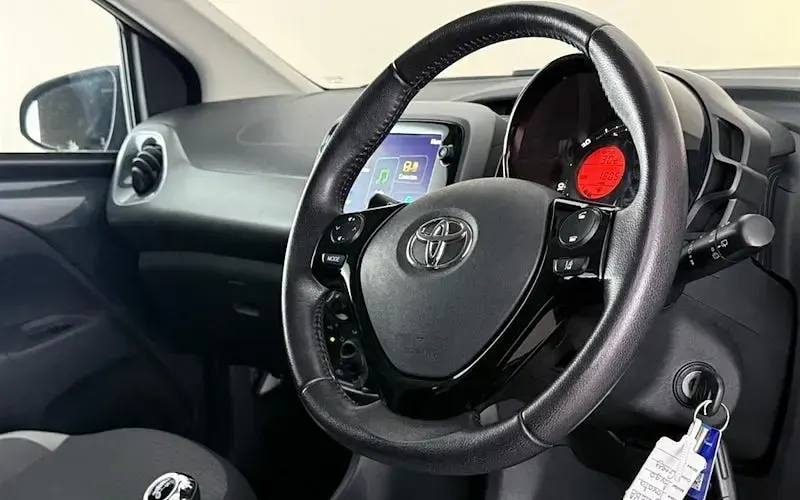 Usado Toyota Aygo X-play 72 CV (52 kW) 2021 Gris Utilitario