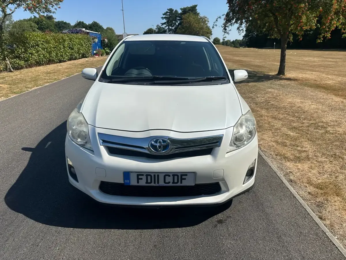 Used Toyota Auris Hybrid T4 136 HP (100 kW) 2011 White Hatchback