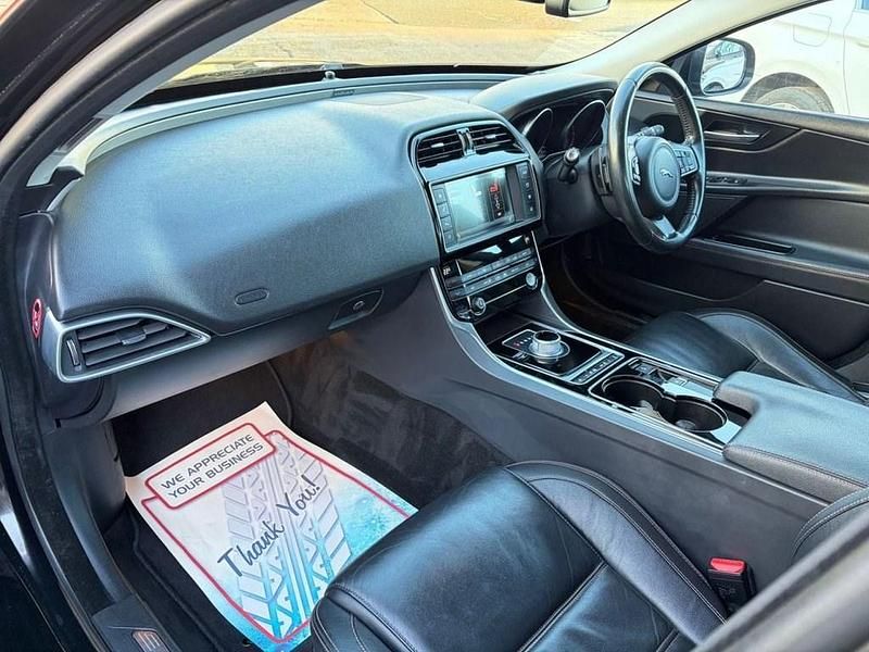 Usado Jaguar XE Prestige 240 HP (176 kW) 2015 Preto Sedan