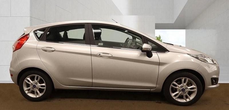Used Ford Fiesta Zetec 105 HP (77 kW) 2014 Silver Hatchback