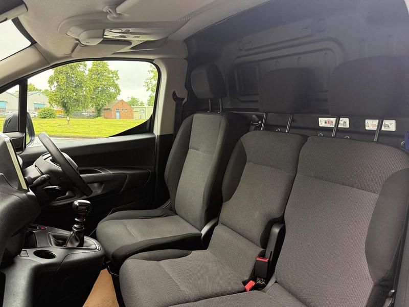 Second-hand Peugeot Partner Premium 131 CP (96 kW) 2022 Alb Monovolum