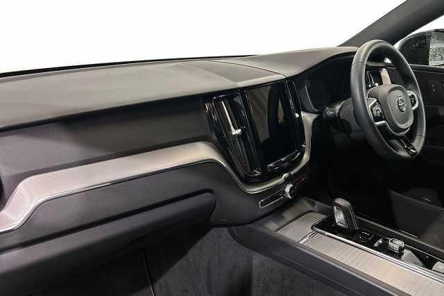 Used Volvo XC60 R-Design 247 HP (181 kW) 2022 White SUV